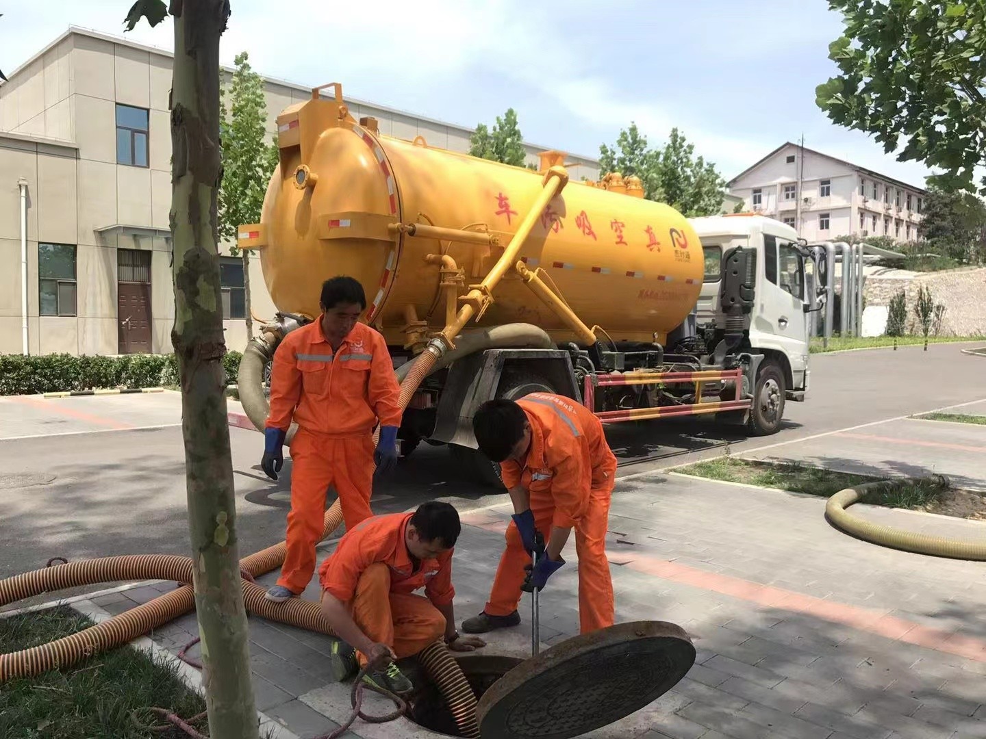 沧县管道疏通车停在窨井附近