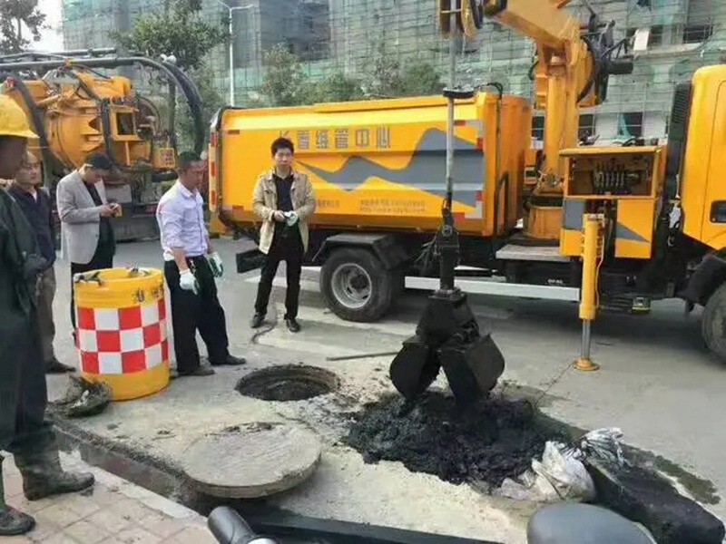 沧县街道：网格员化身“清道夫”，为民解忧疏通“堵心”化粪池