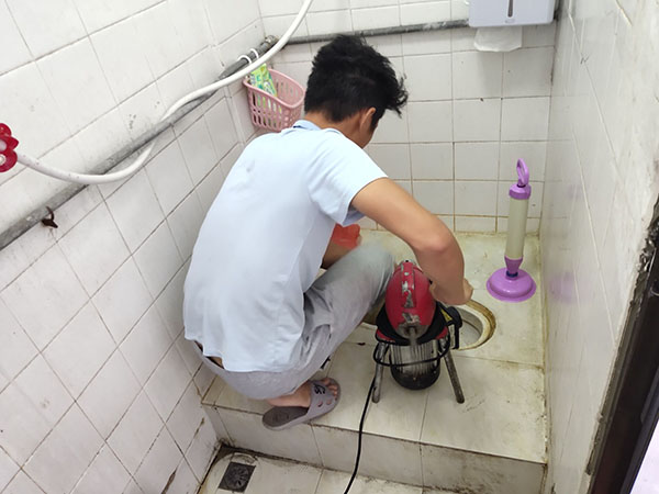 沧县肥皂掉到马桶里把马桶堵住了怎么办？马桶堵住了怎么办