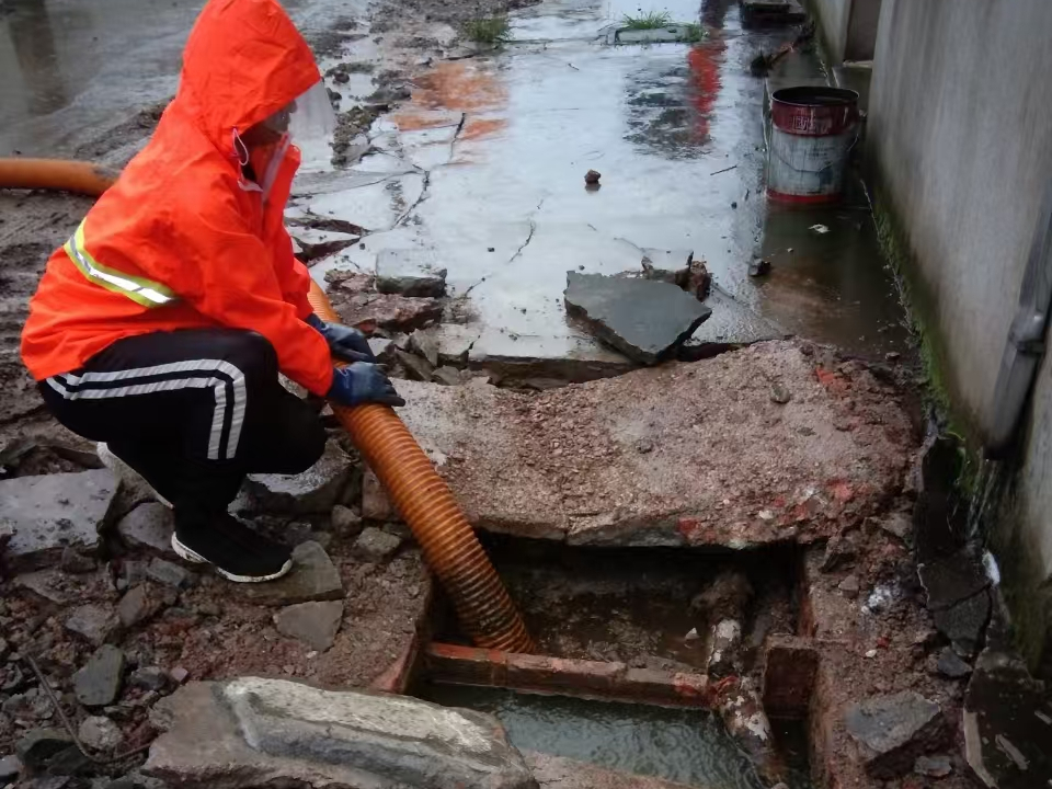 沧县专业清理污水池 炜誉市政以规范流程守护城市 “肠道”