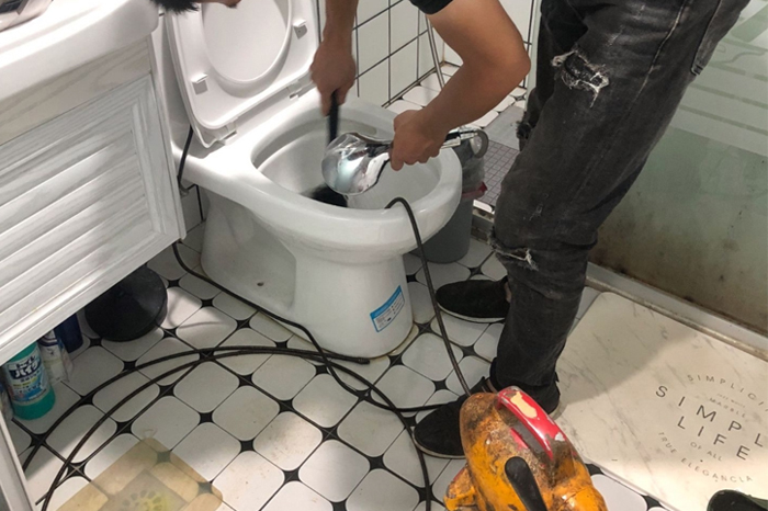 沧县马桶堵塞自己疏通还是找师傅?专业上门服务让你省时更省心