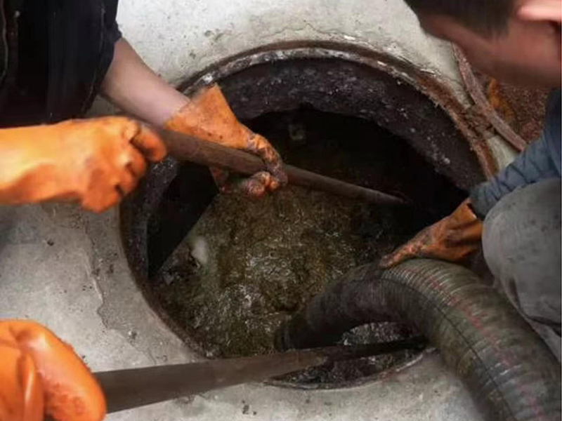 沧县清理化粪池时如何避免沼气的危害?